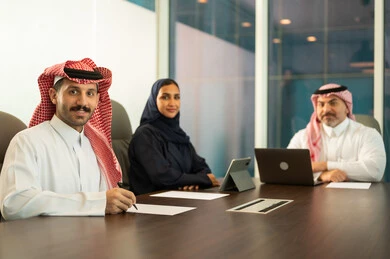 الوحدة والعمل الجماعي، تطوير العمل وحل المشكلات، اجراء اجتماع لفريق عمل عرب خليجيين سعوديين داخل مقر الشركة، دراسة وتحليل المشاريع الجديدة، ورش عمل وتدريب، استخدام جهاز تقني حديث، مهنة ووظيفة سعودية مكتبية