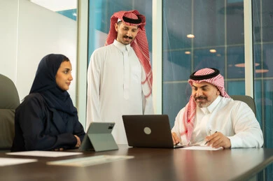 Business development and problem solving, conducting a meeting for a Saudi Gulf Arab team at the company's headquarters, studying and analyzing new projects, unity and teamwork, workshops and training, using modern technical equipment, a Saudi office profession and job.