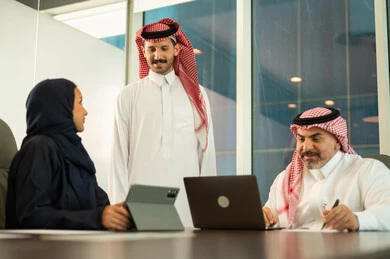 Unity and teamwork, work development and problem solving, holding a meeting for a Saudi Gulf Arab team at the company's headquarters, studying and analyzing new projects, workshops and training, using modern technical equipment, a Saudi office profession and job.