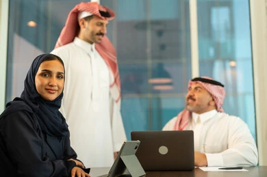 استخدام جهاز تقني حديث، مهنة ووظيفة سعودية مكتبية، الوحدة والعمل الجماعي، تطوير العمل وحل المشكلات، اجراء اجتماع لفريق عمل عرب خليجيين سعوديين داخل مقر الشركة، دراسة وتحليل المشاريع الجديدة، ورش عمل وتدريب