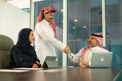 اجراء اجتماع لفريق عمل عرب خليجيين سعوديين داخل مقر الشركة، دراسة وتحليل المشاريع الجديدة، استقبال موظفين جدد، إلقاء التحية والسلام، استخدام جهاز تقني حديث، مهنة ووظيفة سعودية مكتبية، الوحدة والعمل الجماعي، تطوير العمل وحل المشكلات، عقد مقابلة توظيف