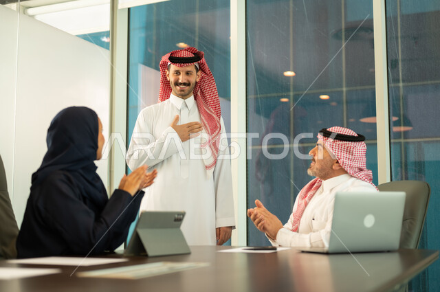 استقبال موظفين جدد، إلقاء التحية والسلام، استخدام جهاز تقني حديث، مهنة ووظيفة سعودية مكتبية، الوحدة والعمل الجماعي، تطوير العمل وحل المشكلات، اجراء اجتماع لفريق عمل عرب خليجيين سعوديين داخل مقر الشركة، دراسة وتحليل المشاريع الجديدة، عقد مقابلة توظيف