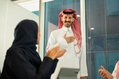 اجراء اجتماع لفريق عمل عرب خليجيين سعوديين داخل مقر الشركة، دراسة وتحليل المشاريع الجديدة، استقبال موظفين جدد، إلقاء التحية والسلام، استخدام جهاز تقني حديث، مهنة ووظيفة سعودية مكتبية، الوحدة والعمل الجماعي، تطوير العمل وحل المشكلات، عقد مقابلة توظيف