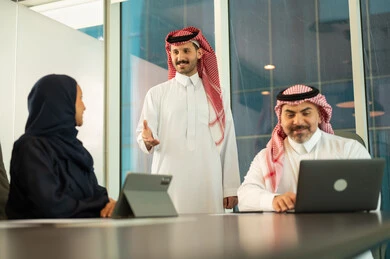 تطوير العمل وحل المشكلات، اجراء اجتماع لفريق عمل عرب خليجيين سعوديين داخل مقر الشركة، دراسة وتحليل المشاريع الجديدة، الوحدة والعمل الجماعي، ورش عمل وتدريب، استخدام جهاز تقني حديث، مهنة ووظيفة سعودية مكتبية