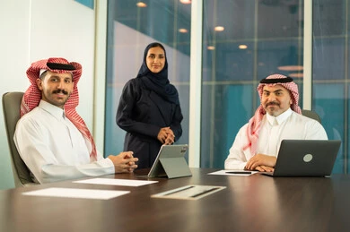 استخدام جهاز تقني حديث، مهنة ووظيفة سعودية مكتبية، الوحدة والعمل الجماعي، تطوير العمل وحل المشكلات، اجراء اجتماع لفريق عمل عرب خليجيين سعوديين داخل مقر الشركة، دراسة وتحليل المشاريع الجديدة، ورش عمل وتدريب