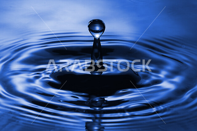 لقطة لقطرة ماء تسقط , مكونة حلقات دائرية , ترشيد استهلاك الماء , الحفاظ على الماء . 