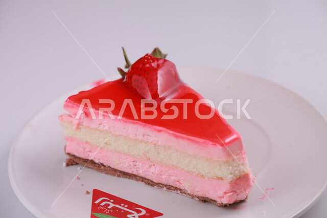صورة مقربة لحلا بارد لذيذ ، حلا الفراولة الباردة مزينة بقطعة الفراولة ، تشيز كيك الفراولة ، حلويات سهلة بدون طهي ، أعياد ميلاد ، مناسبات سعيدة ، حلويات شهية