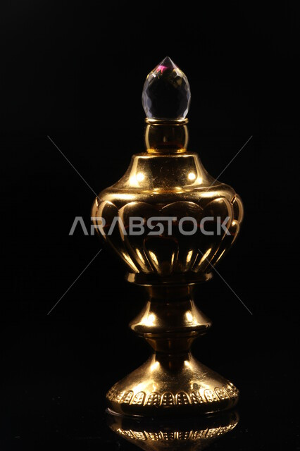 صورة مقربة لمبخرة البخور العطري ، مبخرة نحاسية ذات نقوش جميلة ، عادات وتقاليد سعودية ، خلفية سوداء