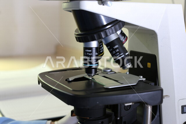 صوره مقربه لجهاز المجهر, فحص العينات في المختبر, تحاليل طبيه, مختبر طبي سعودي خليجي