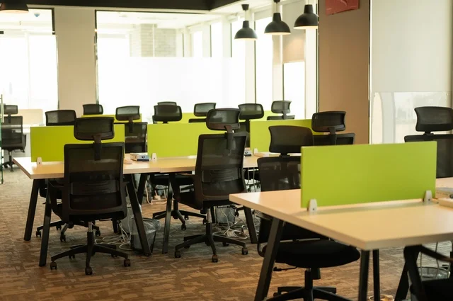 الديكورات العصرية الفاخرة, مكتب بديكور راقي على الطراز الحديث, التصميم الداخلي الأنيق, تصاميم حديثة لمكاتب الشركات في المملكة العربية السعودية, تجهيزات مكتبية مع أثاث مكتبي مريح