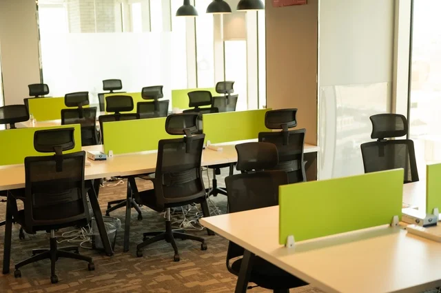 الديكورات العصرية الفاخرة, مكتب بديكور راقي على الطراز الحديث, التصميم الداخلي الأنيق, تصاميم حديثة لمكاتب الشركات في المملكة العربية السعودية, تجهيزات مكتبية مع أثاث مكتبي مريح