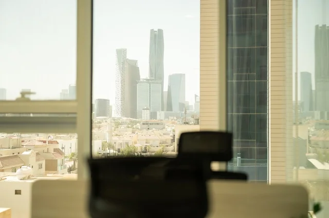 الديكورات العصرية الفاخرة, مكتب بديكور راقي على الطراز الحديث, التصميم الداخلي الأنيق, تصاميم حديثة لمكاتب الشركات في المملكة العربية السعودية, تجهيزات مكتبية مع أثاث مكتبي مريح