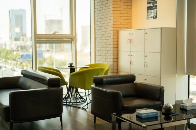 Office with a modern, elegant décor, luxurious contemporary decor, modern designs for corporate offices in Saudi Arabia, elegant interior design, office furnishings with comfortable office furniture