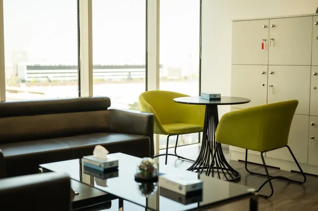 مكتب بديكور راقي على الطراز الحديث, الديكورات العصرية الفاخرة، تصاميم حديثة لمكاتب الشركات في المملكة العربية السعودية، التصميم الداخلي الأنيق, تجهيزات مكتبية مع أثاث مكتبي مريح