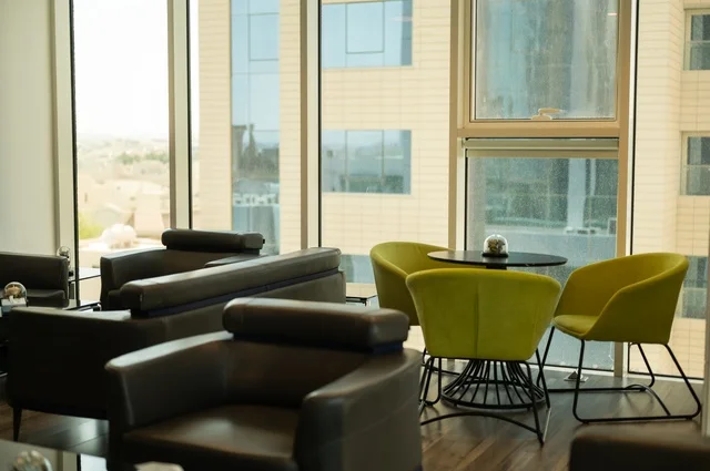 مكتب بديكور راقي على الطراز الحديث, الديكورات العصرية الفاخرة، تصاميم حديثة لمكاتب الشركات في المملكة العربية السعودية، التصميم الداخلي الأنيق, تجهيزات مكتبية مع أثاث مكتبي مريح