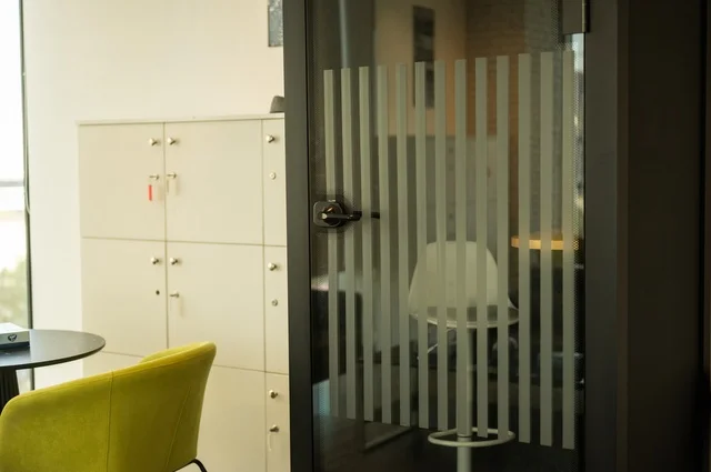 Office with a modern, elegant décor, luxurious contemporary decor, modern designs for corporate offices in Saudi Arabia, elegant interior design, office furnishings with comfortable office furniture