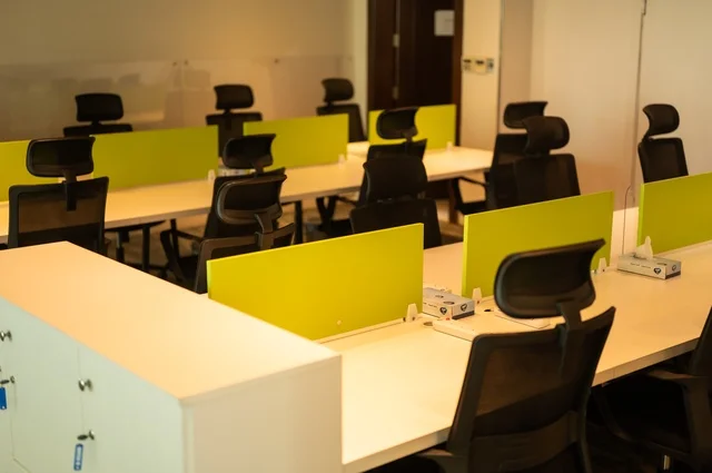 التصميم الداخلي الأنيق, تجهيزات مكتبية مع أثاث مكتبي مريح، مكتب بديكور راقي على الطراز الحديث, الديكورات العصرية الفاخرة، تصاميم حديثة لمكاتب الشركات في المملكة العربية السعودية