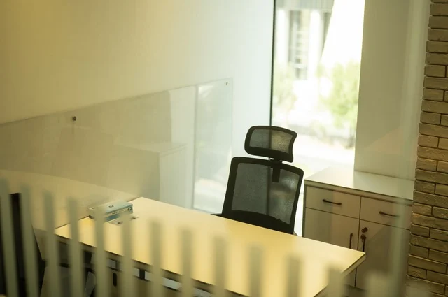 التصميم الداخلي الأنيق, تجهيزات مكتبية مع أثاث مكتبي مريح، مكتب بديكور راقي على الطراز الحديث, الديكورات العصرية الفاخرة، تصاميم حديثة لمكاتب الشركات في المملكة العربية السعودية