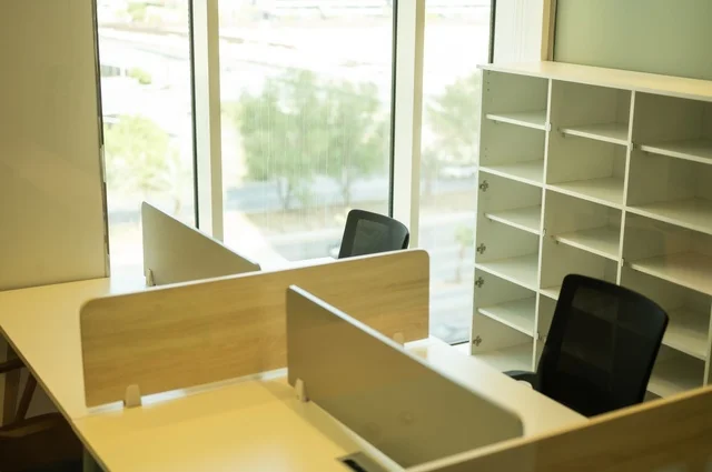 التصميم الداخلي الأنيق, تجهيزات مكتبية مع أثاث مكتبي مريح، مكتب بديكور راقي على الطراز الحديث, الديكورات العصرية الفاخرة، تصاميم حديثة لمكاتب الشركات في المملكة العربية السعودية