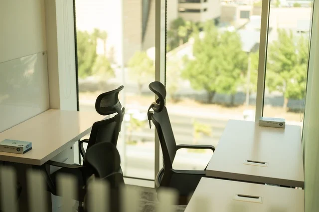 التصميم الداخلي الأنيق, تجهيزات مكتبية مع أثاث مكتبي مريح، مكتب بديكور راقي على الطراز الحديث, الديكورات العصرية الفاخرة، تصاميم حديثة لمكاتب الشركات في المملكة العربية السعودية