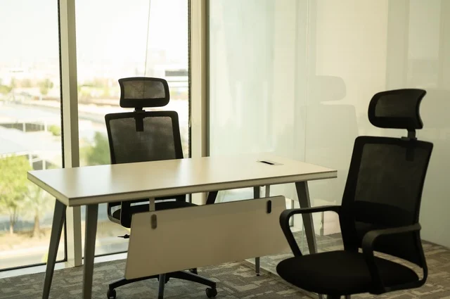 التصميم الداخلي الأنيق, تجهيزات مكتبية مع أثاث مكتبي مريح، مكتب بديكور راقي على الطراز الحديث, الديكورات العصرية الفاخرة، تصاميم حديثة لمكاتب الشركات في المملكة العربية السعودية