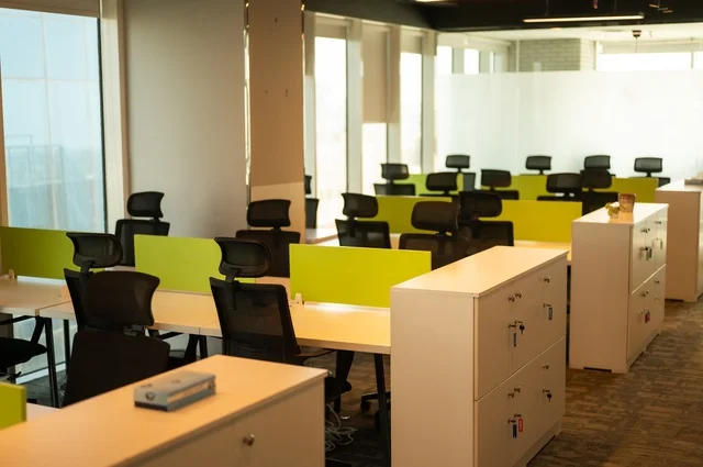 تصاميم حديثة لمكاتب الشركات في المملكة العربية السعودية, التصميم الداخلي الأنيق, تجهيزات مكتبية مع أثاث مكتبي مريح، مكتب بديكور راقي على الطراز الحديث, الديكورات العصرية الفاخرة