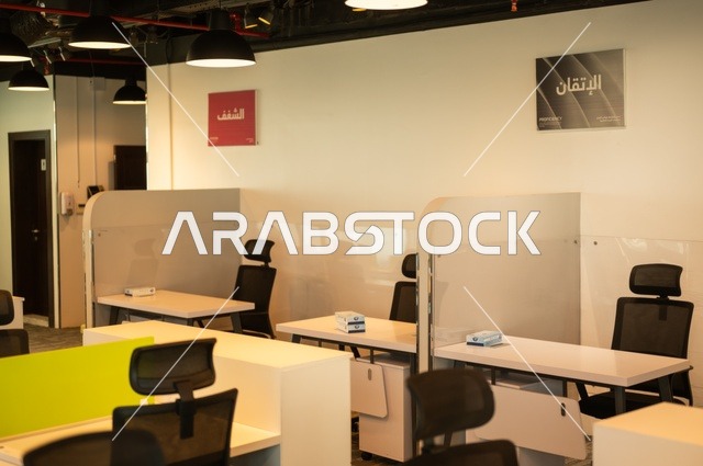 تصاميم حديثة لمكاتب الشركات في المملكة العربية السعودية, التصميم الداخلي الأنيق, تجهيزات مكتبية مع أثاث مكتبي مريح، مكتب بديكور راقي على الطراز الحديث, الديكورات العصرية الفاخرة