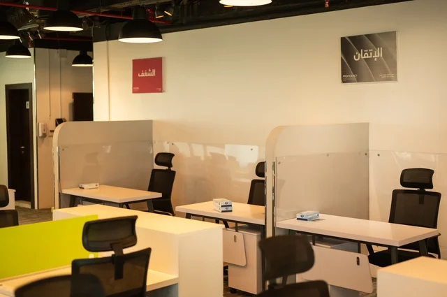 تصاميم حديثة لمكاتب الشركات في المملكة العربية السعودية, التصميم الداخلي الأنيق, تجهيزات مكتبية مع أثاث مكتبي مريح، مكتب بديكور راقي على الطراز الحديث, الديكورات العصرية الفاخرة