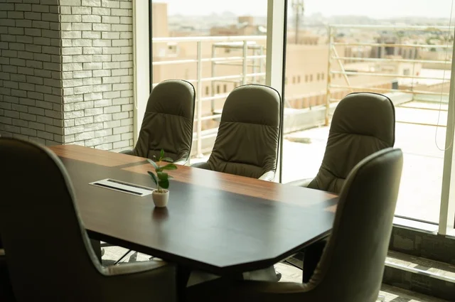 تصاميم حديثة لمكاتب الشركات في المملكة العربية السعودية, التصميم الداخلي الأنيق, تجهيزات مكتبية مع أثاث مكتبي مريح، مكتب بديكور راقي على الطراز الحديث, الديكورات العصرية الفاخرة