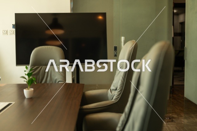 تصاميم حديثة لمكاتب الشركات في المملكة العربية السعودية, التصميم الداخلي الأنيق, تجهيزات مكتبية مع أثاث مكتبي مريح، مكتب بديكور راقي على الطراز الحديث, الديكورات العصرية الفاخرة