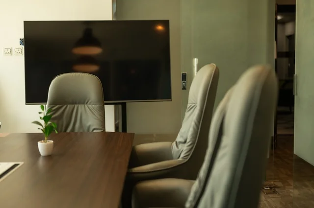 تصاميم حديثة لمكاتب الشركات في المملكة العربية السعودية, التصميم الداخلي الأنيق, تجهيزات مكتبية مع أثاث مكتبي مريح، مكتب بديكور راقي على الطراز الحديث, الديكورات العصرية الفاخرة