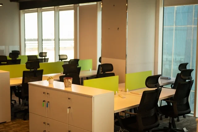 Modern corporate office designs in Saudi Arabia, elegant interior design, office furnishings with comfortable office furniture, an office with a modern, elegant décor, and luxurious contemporary decor.