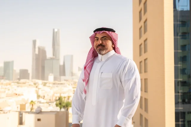 الفخر والاعتزاز بالدولة السعودية، أبراج وناطحات سحاب مدينة الرياض، رجل عربي خليجي سعودي يرتدي الثوب والشماغ التقليدي يقف باستقامة بايماءات السرور، التقدم والتطور المعماري في دول الخليج