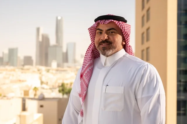 الفخر والاعتزاز بالدولة السعودية، أبراج وناطحات سحاب مدينة الرياض، رجل عربي خليجي سعودي يرتدي الثوب والشماغ التقليدي يقف باستقامة بايماءات السرور، التقدم والتطور المعماري في دول الخليج