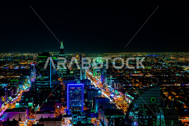 صورة من أعلى للأبراج وناطحات السحاب في الرياض بالمملكة العربية السعودية ​في وضع الليل ، الفن الهندسي والمعماري في الرياض ، السياحة في السعودية ، جمال أبراج مدينة الرياض ، الأبراج والمنشآت المعمارية في السعودية  ، مشهد ليلي لمدينة الرياض