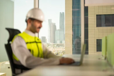 متابعة مخطط المشروع الهندسي اونلاين, مفهوم الهندسة المعمارية، مشاريع إعمارية سعودية وطنية، الاهتمام بالتطور العمراني بسواعد المهندسين السعوديين, مهندس عربي خليجي سعودي يرتدي سترة العمل وخوذة الحماية البيضاء ينجز المهام اليومية عبر الحاسب المحمول متابعة مخطط المشروع الهندسي اونلاين, مفهوم الهندسة المعمارية، مشاريع إعمارية سعودية وطنية، الاهتمام بالتطور العمراني بسواعد المهندسين السعوديين, مهندس عربي خليجي سعودي يرتدي سترة العمل وخوذة الحماية البيضاء ينجز المهام اليومية عبر الحاسب المحمول