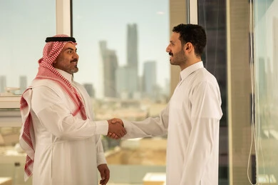  صداقات وتعارف وبناء علاقات اجتماعية، عقد صفقات عمل جديدة ناجحة بين رجال الأعمال، رجلان سعوديان عربيان خليجيان يرتديان الزي التقليدي يقومان بمصافحة بعضهما، توسيع مجالات العمل, الشراكة في الأعمال والمشاريع الهندسية