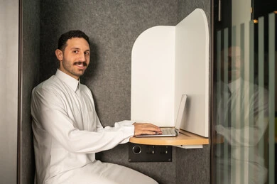 إدارة شؤون الأعمال وتنظيمها، استخدام جهاز تقني حديث ومتطور، مهنة ووظيفة ادارية مكتبية، رجل عربي خليجي سعودي يرتدي الثوب التقليدي يقوم بالعمل على الحاسوب المحمول داخل المكتب، الشركات والمكاتب في المملكة العربية السعودية