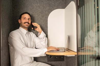 اجراء مكالمة عبر الهاتف المحمول, إدارة شؤون الأعمال وتنظيمها، استخدام جهاز تقني حديث ومتطور، مهنة ووظيفة ادارية مكتبية، رجل عربي خليجي سعودي يرتدي الثوب التقليدي يقوم بالعمل على الحاسوب المحمول داخل المكتب، الشركات والمكاتب في المملكة العربية السعودية اجراء مكالمة عبر الهاتف المحمول, إدارة شؤون الأعمال وتنظيمها، استخدام جهاز تقني حديث ومتطور، مهنة ووظيفة ادارية مكتبية، رجل عربي خليجي سعودي يرتدي الثوب التقليدي يقوم بالعمل على الحاسوب المحمول داخل المكتب، الشركات والمكاتب في المملكة العربية السعودية