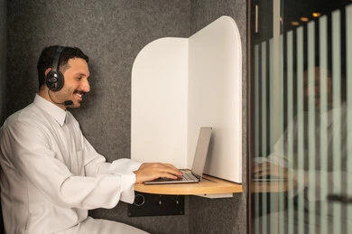 إدارة شؤون الأعمال وتنظيمها، استخدام جهاز تقني حديث ومتطور، مهنة ووظيفة ادارية مكتبية، رجل عربي خليجي سعودي يرتدي الثوب التقليدي يقوم بالعمل على الحاسوب المحمول داخل المكتب، الشركات والمكاتب في المملكة العربية السعودية