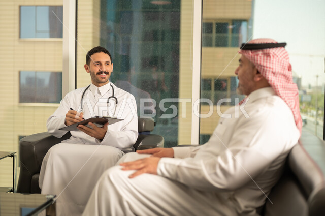  تدوين نتائج الفحوصات بالسجل الطبي لمريض كبير بالسن، حسن التعامل مع المراجعين، ايماءات البشاشة والسرور، طبيب عربي خليجي سعودي يرتدي الثوب التقليدي والمعطف الابيض يحمل بيده ملفات المرضى، العمل في القطاع الصحي, اعداد التقارير الطبية