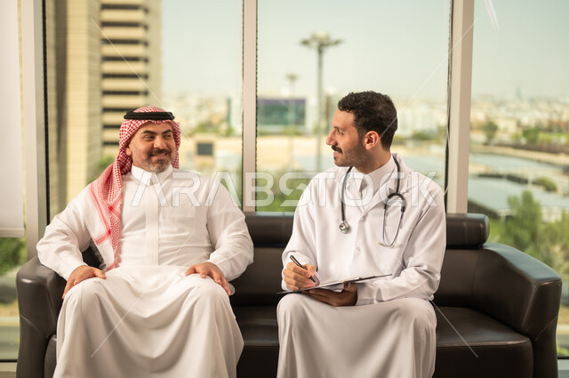  تدوين نتائج الفحوصات بالسجل الطبي لمريض كبير بالسن، حسن التعامل مع المراجعين، ايماءات البشاشة والسرور، طبيب عربي خليجي سعودي يرتدي الثوب التقليدي والمعطف الابيض يحمل بيده ملفات المرضى، العمل في القطاع الصحي, اعداد التقارير الطبية