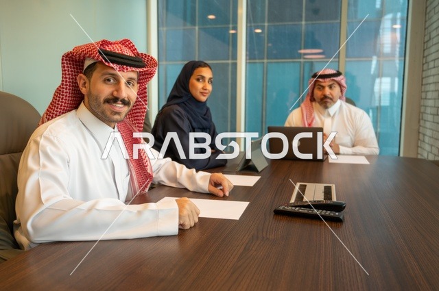 ورش عمل وتدريب، تبادل الخبرات والافكار، دراسة وتحليل المشاريع الجديدة، استخدام جهاز تقني حديث، الوحدة والعمل الجماعي، تطوير العمل وحل المشكلات، اجراء اجتماع لفريق عمل عرب خليجيين سعوديين داخل مقر الشركة، مهنة ووظيفة سعودية مكتبية