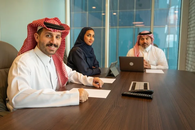 ورش عمل وتدريب، تبادل الخبرات والافكار، دراسة وتحليل المشاريع الجديدة، استخدام جهاز تقني حديث، الوحدة والعمل الجماعي، تطوير العمل وحل المشكلات، اجراء اجتماع لفريق عمل عرب خليجيين سعوديين داخل مقر الشركة، مهنة ووظيفة سعودية مكتبية