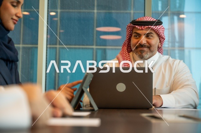 دراسة وتحليل المشاريع الجديدة، استخدام جهاز تقني حديث، الوحدة والعمل الجماعي، تطوير العمل وحل المشكلات، اجراء اجتماع لفريق عمل عرب خليجيين سعوديين داخل مقر الشركة، ورش عمل وتدريب، مهنة ووظيفة سعودية مكتبية، تبادل الخبرات والافكار