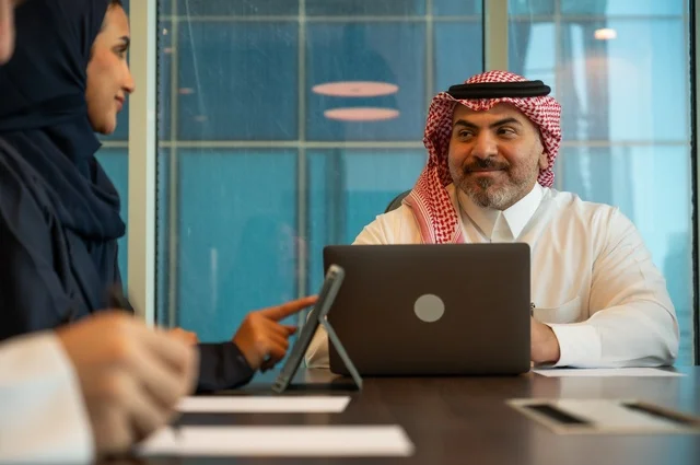 تبادل الخبرات والافكار، دراسة وتحليل المشاريع الجديدة، استخدام جهاز تقني حديث، الوحدة والعمل الجماعي، تطوير العمل وحل المشكلات، اجراء اجتماع لفريق عمل عرب خليجيين سعوديين داخل مقر الشركة، ورش عمل وتدريب، مهنة ووظيفة سعودية مكتبية