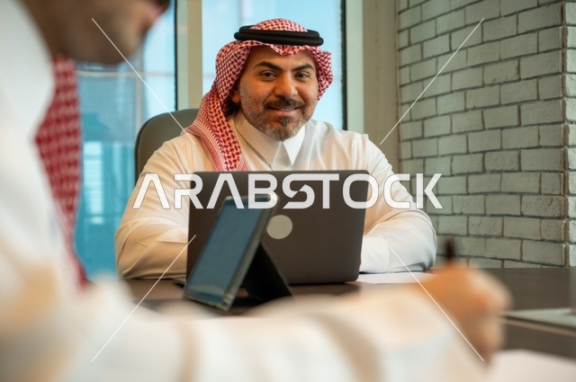 اجراء اجتماع لفريق عمل عرب خليجيين سعوديين داخل مقر الشركة، مهنة ووظيفة سعودية مكتبية، ورش عمل وتدريب، تبادل الخبرات والافكار، دراسة وتحليل المشاريع الجديدة، استخدام جهاز تقني حديث، الوحدة والعمل الجماعي، تطوير العمل وحل المشكلات
