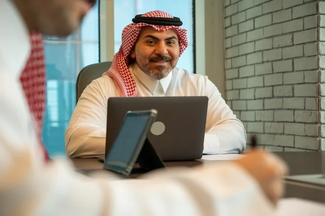 اجراء اجتماع لفريق عمل عرب خليجيين سعوديين داخل مقر الشركة، مهنة ووظيفة سعودية مكتبية، ورش عمل وتدريب، تبادل الخبرات والافكار، دراسة وتحليل المشاريع الجديدة، استخدام جهاز تقني حديث، الوحدة والعمل الجماعي، تطوير العمل وحل المشكلات