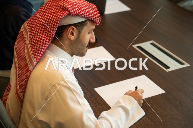 اجراء اجتماع لفريق عمل عرب خليجيين سعوديين داخل مقر الشركة، مهنة ووظيفة سعودية مكتبية، ورش عمل وتدريب، تبادل الخبرات والافكار، دراسة وتحليل المشاريع الجديدة، استخدام جهاز تقني حديث، الوحدة والعمل الجماعي، تطوير العمل وحل المشكلات