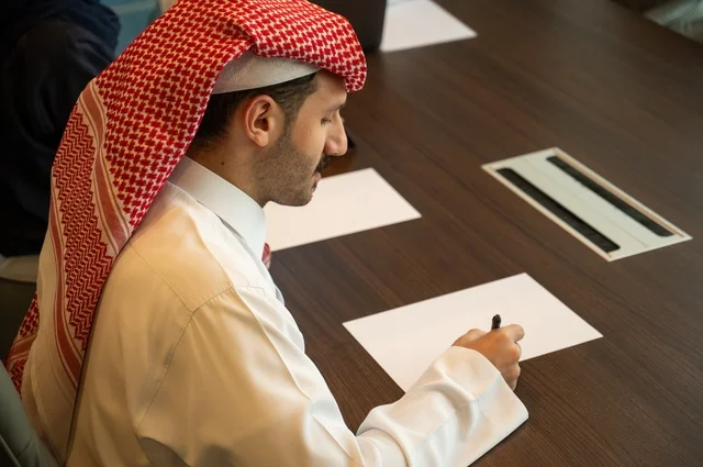 اجراء اجتماع لفريق عمل عرب خليجيين سعوديين داخل مقر الشركة، مهنة ووظيفة سعودية مكتبية، ورش عمل وتدريب، تبادل الخبرات والافكار، دراسة وتحليل المشاريع الجديدة، استخدام جهاز تقني حديث، الوحدة والعمل الجماعي، تطوير العمل وحل المشكلات